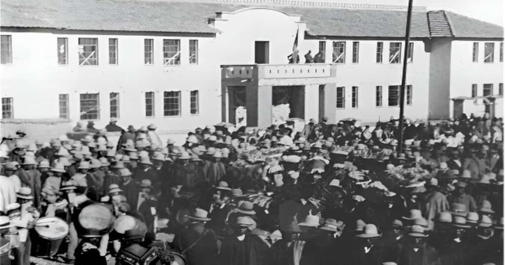 Conmemorando el 2 de agosto (1935)
Fuente: Gesta y fotografía: historia de Warisata en imágenes
Carlos Salazar Mostajo